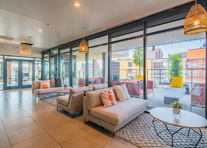 Blissful High Rise Dt, Pool, Gym, Parking * Phoenix