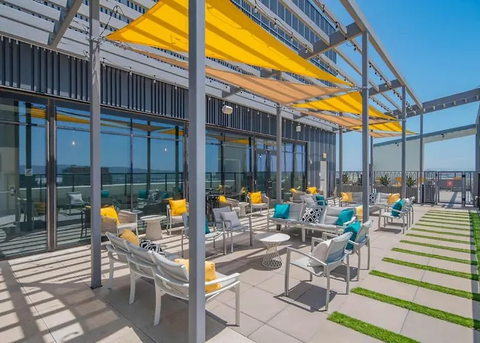 Blissful High Rise Dt, Pool, Gym, Parking * Phoenix